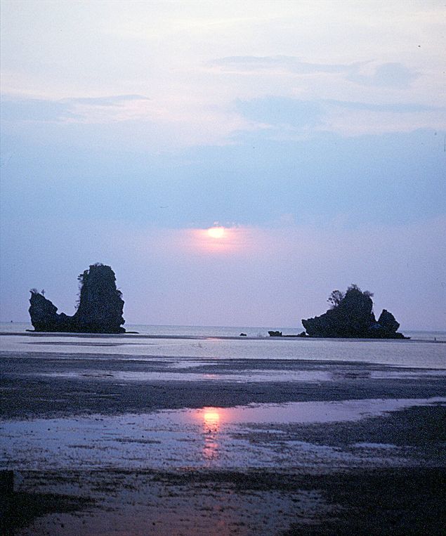 Ilhotas na praia de Tanjung Rhu, no arquiplago de Langkawi, fotografadas durante o pr-do-sol