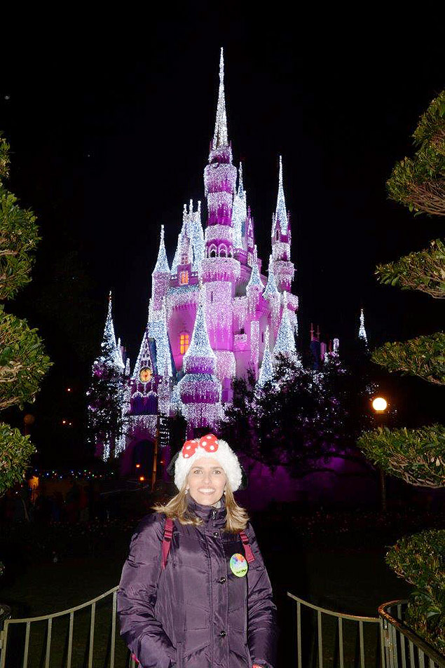Camila R. em frente ao castelo da Cinderela, no parque Magic Kingdom, em Orlando (EUA)