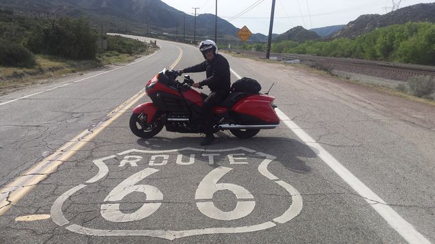 Turista pilota moto na famosa rota 66, nos EUA
