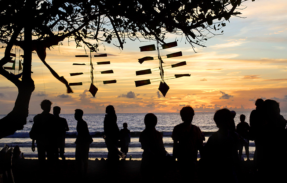 Turistas aproveitam a vista da praia de Cuta, em Bali (Indonsia)
