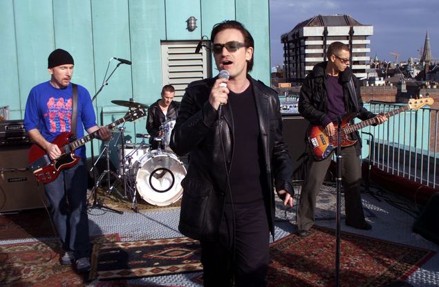 A banda U2 se apresenta no terrao do hotel Clarecence, em Dublin, que pertence ao vocalista Bono Vox
