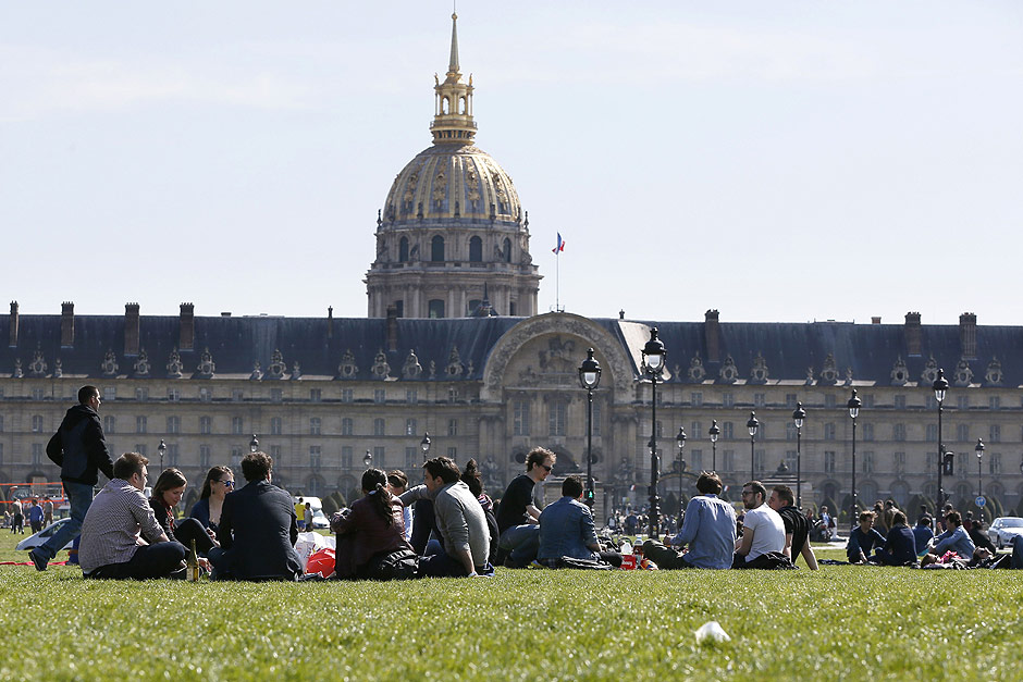 Jovens em jardim, em Paris; capital francesa obteve 887 pontos de 1.600 e foi eleita a quinta cidade mais jovem do mundo