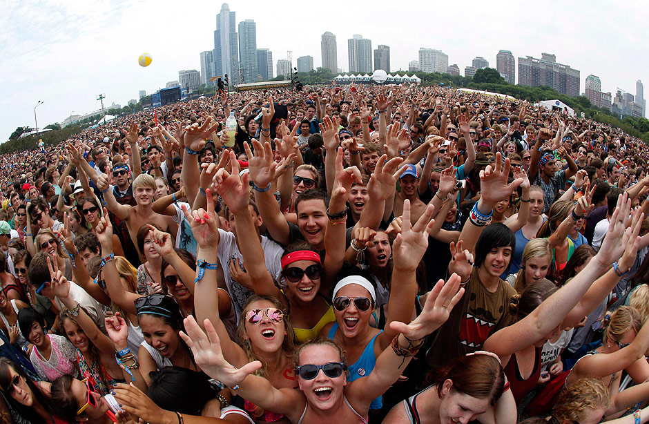 Jovens em show do Lollapalooza, em Chicago, eleita a stima cidade mais jovem do mundo 