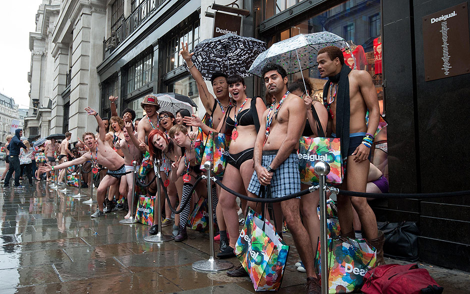Jovens na fila da promoo "Arrive Half-Naked, Leave Fully Dressed" (em traduo livre: chegue meio pelado, v embora totalmente vestido) de uma loja no centro de Londres