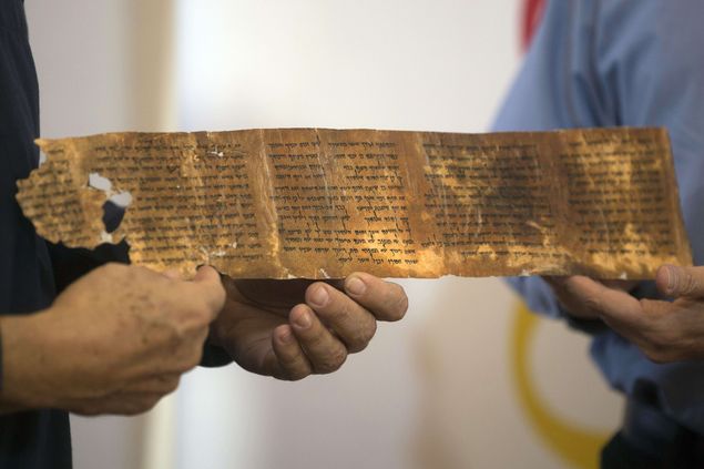 Rplica de um trecho do manuscrito de 2 mil anos dos dez mandamentos
