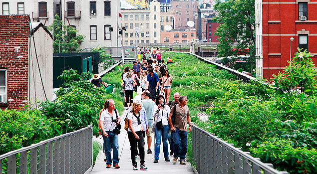 Movimento de pessoas no parque High Line, em Nova York
