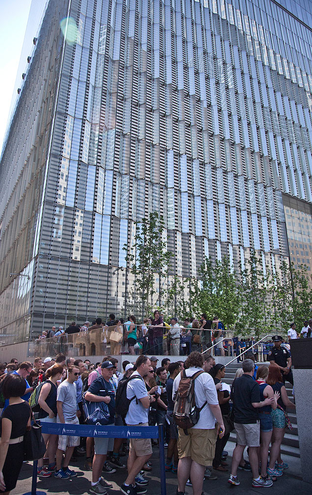 Visitantes fazem fila para inaugurao do observatrio do One World WTC