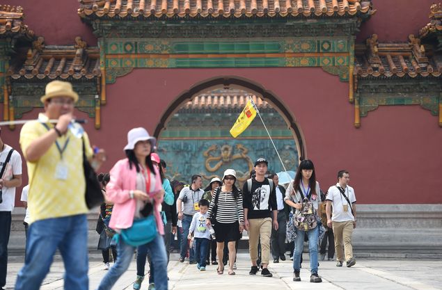 (150517) -- BEIJING, May 17, 2015 (Xinhua) -- People visit the Palace Museum, also known as the Forbidden City, in Beijing, capital of China, May 17, 2015. The Forbidden City will restrict the number of visitors to no more than 80,000 everyday starting from June 13 this year, or the 10th China Cultural Heritage Day, as a trial to reduce its serving pressure. (Xinhua/Jin Liangkuai) (zwx)