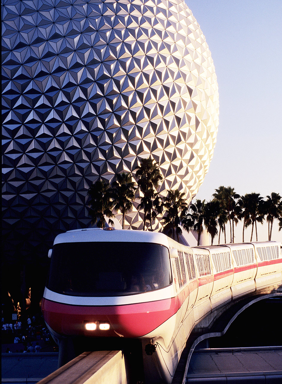 Trem diante do Epcot Center, em um dos complexos da Disney na Flórida