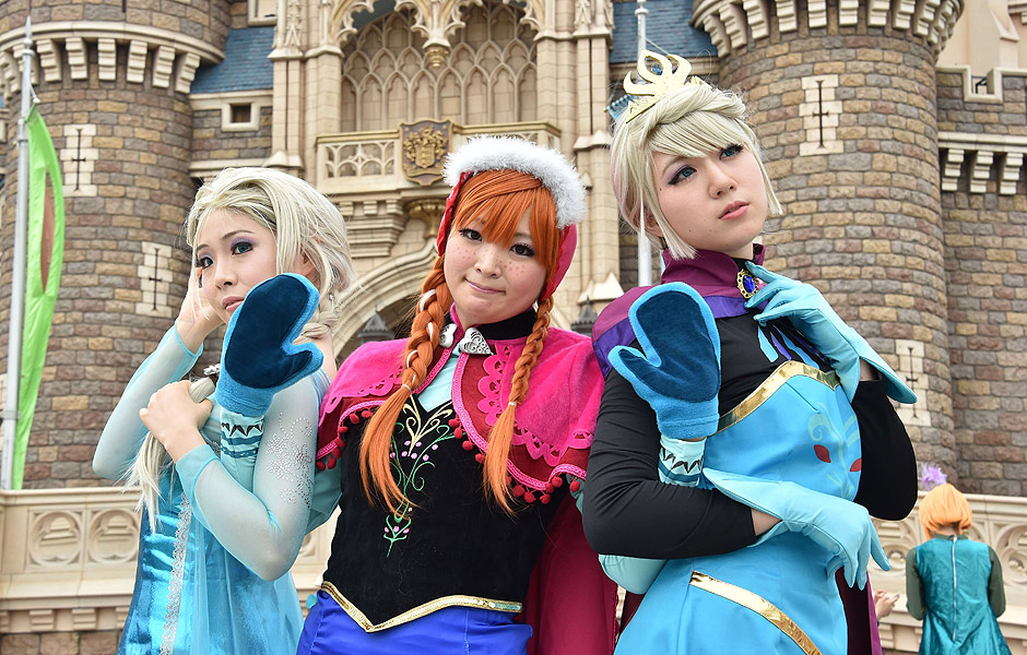 Visitantes com fantasias inspiradas no desenho 'Frozen' posam na Tokyo Disneyland, no distrito de Urayasu (Japão)