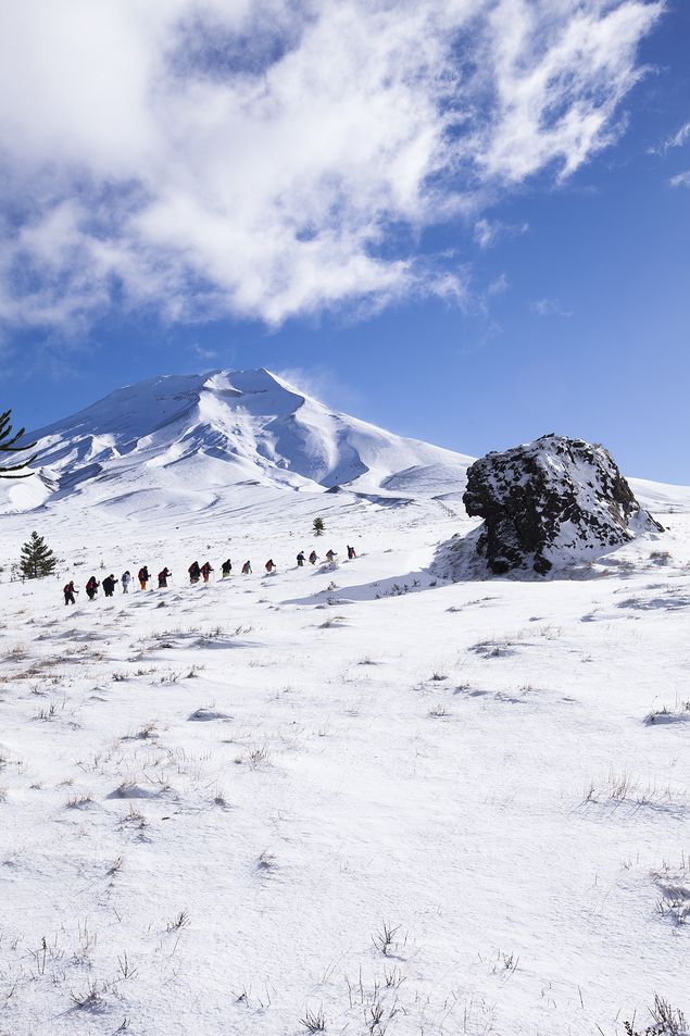 Esquiadores na estao de Corralco, no Chile