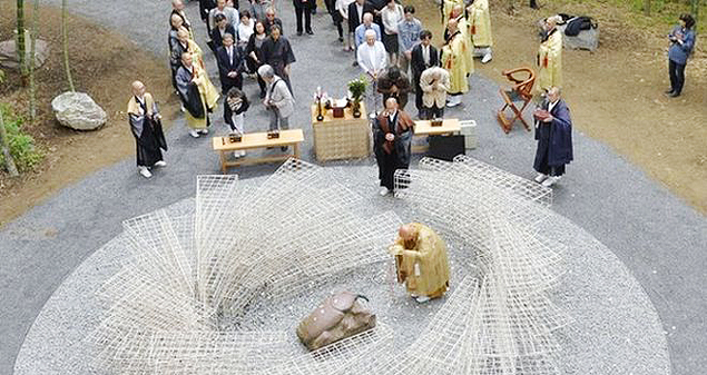 Japão inaugura monumento em homenagem a insetos mortos por humanos