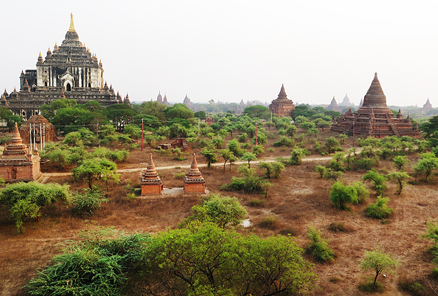 Pagode Thatbyinnyu ( esq.)  o templo mais alto de Bagan