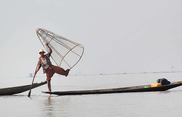 Pescador no lago Inle, em Mianmar