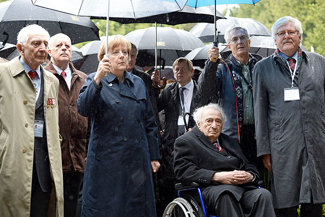 A chanceler alem Angela Merkel com Max Mannheimer (na cadeira de rodas), sobrevivente do campo de Dachau
