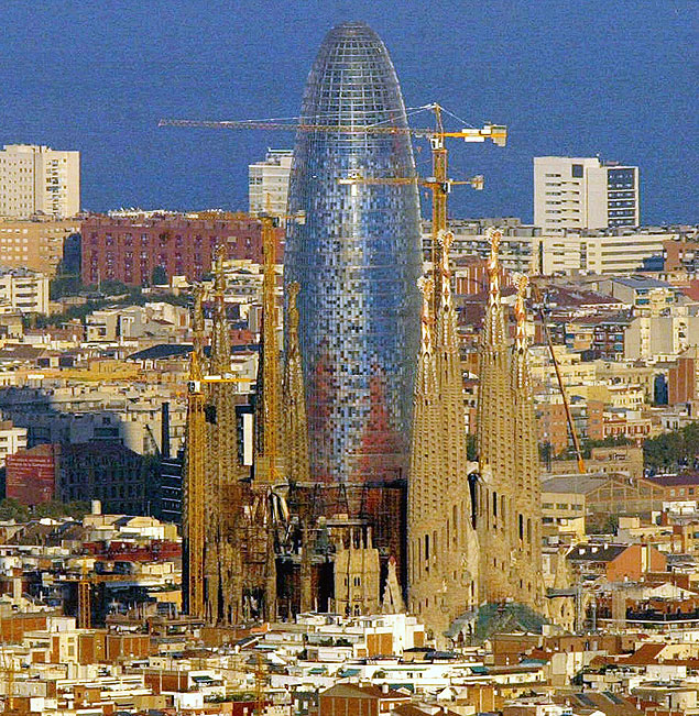 Vista da construo da torre Agbar em 2005; neste ano, ela seria convertida em hotel