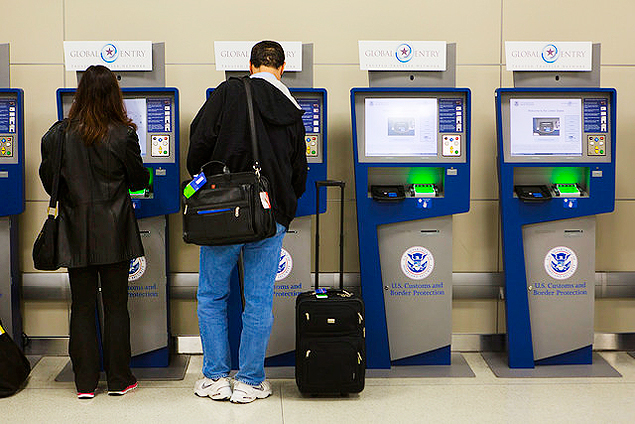 Totens do servio Global Entry em aeroporto dos EUA; Brasil vai entrar no programa em 2016