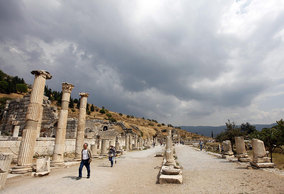 Turistas caminham em ruínas de Éfeso, na Turquia