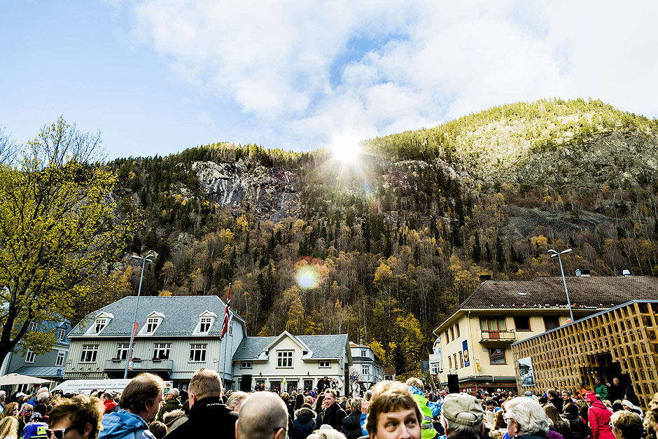 Cidade norueguesa de Rjukan é famosa por espelhos nas montanhas que garantem luz do sol