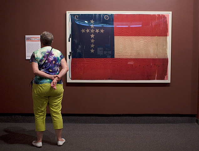 Turista observa bandeira confederada em exposio no Museu Confederado de Richmond