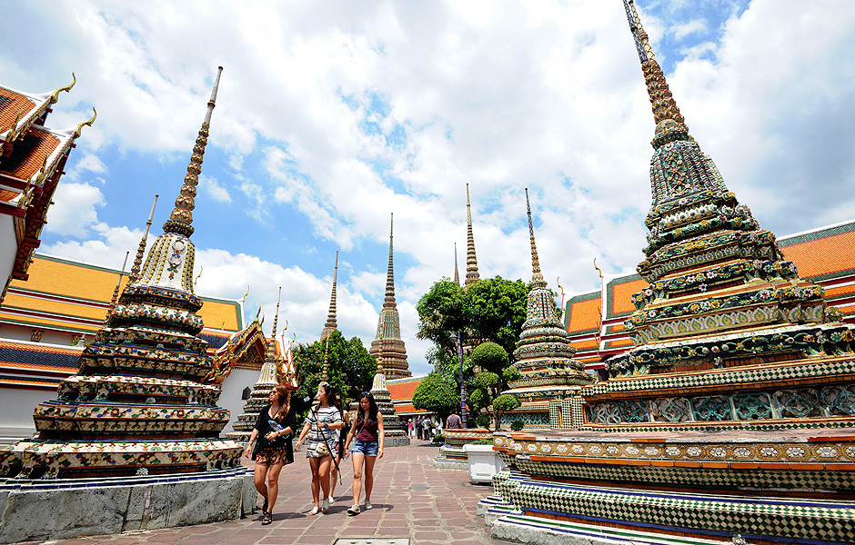 Turistas no templo de Wat Pho, em Bancoc