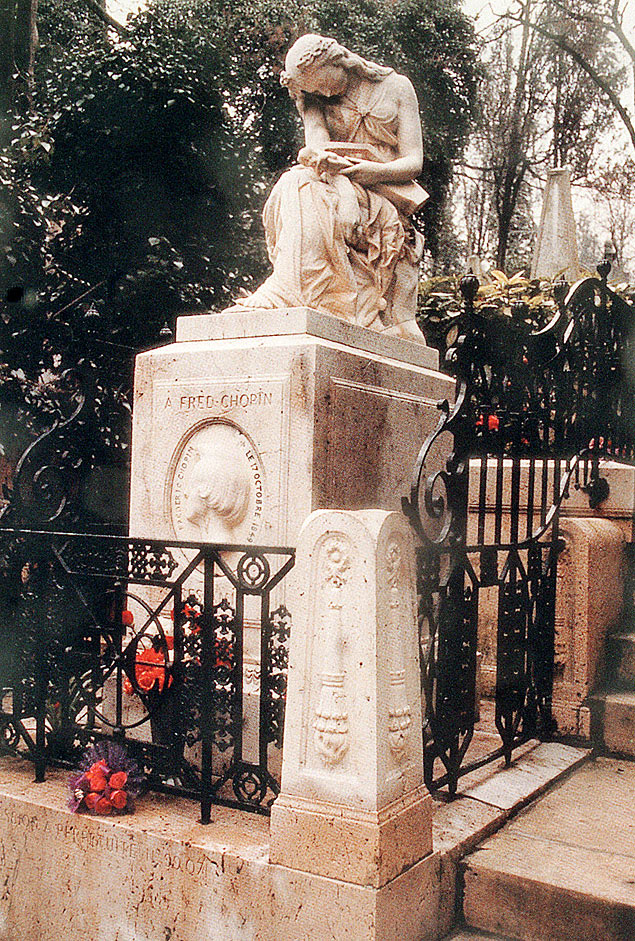 Tmulo do compositor Frederico Chopin, no cemitrio Pre Lachaise, em Paris