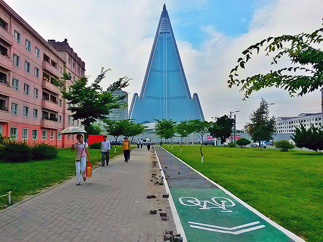 Trecho de ciclovia que leva ao ic�nico hotel Ryugyong, de 105 andares, em Pyongyang