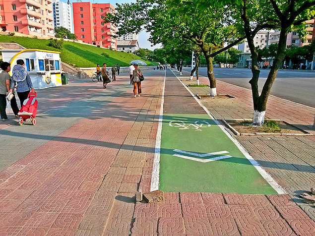 Ciclovia verde rec�m-inaugurada no centro de Pyongyang, na Coreia do Norte