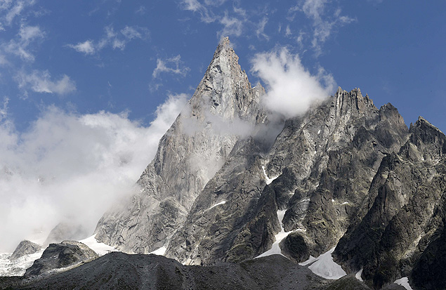 Pico prximo  regio conhecida como mar de Gelo, nos Alpes franceses