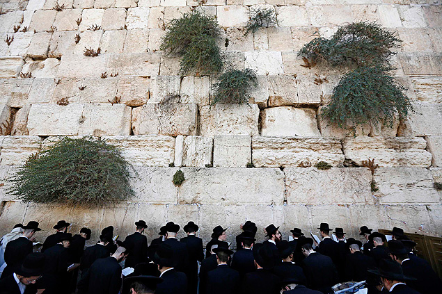 Judeus rezam no Muro das Lamentações, em Jerusalém