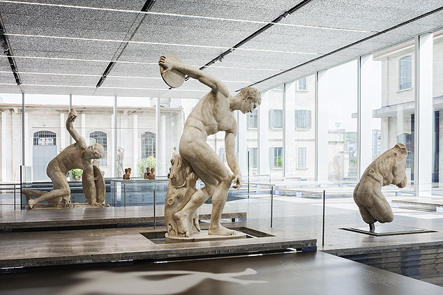 Esttuas expostas em pavilho de vidro da Fondazione Prada, em Milo, que funciona como museu e centro cultural