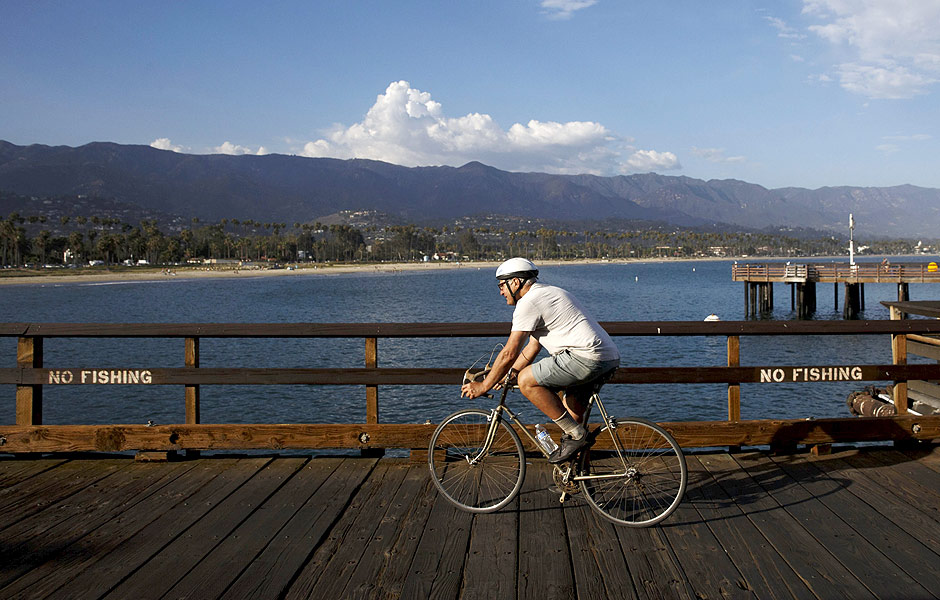 Ciclista em Santa Barbara, na Califrnia, um dos locais por onde passa a rota chamada Pacific Coast 