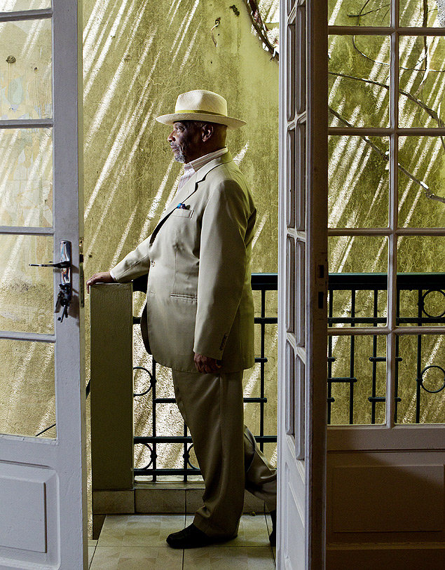 Sao Paulo, SP,, 04-12-2012 10h21: Retrato do artista plastico e diretor curador do museu Afro Brasil, Sr Emanoel Araujo, em sua casa no bairro Bela Vistal(Foto Eduardo Knapp/Folhapress. ILUARISSIMA)