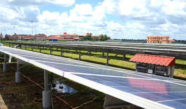 Painéis do aeroporto de Chocín, na Índia, o primeiro do mundo a funcionar só com energia solar