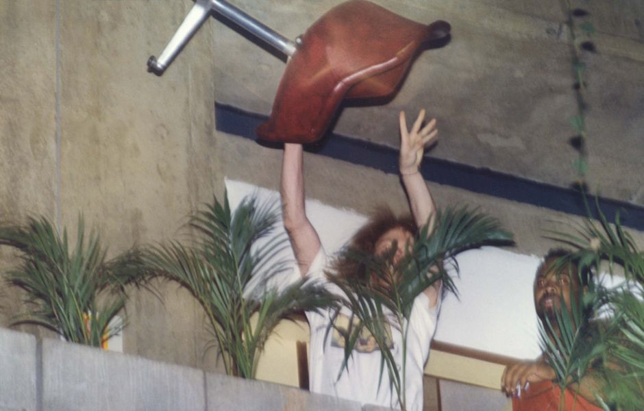 ORG XMIT: 210301_1.tif Msica: o cantor Axl Rose, do Guns N'Roses, arremessa cadeira sobre jornalistas e hspedes do hotel Maksoud Plaza, em So Paulo (SP). (Crdito: Helcio Toth-09.dez.92/Folhapress)
