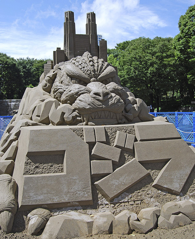 Godzilla feito 50 toneladas de areia instalado em parque de Tquio