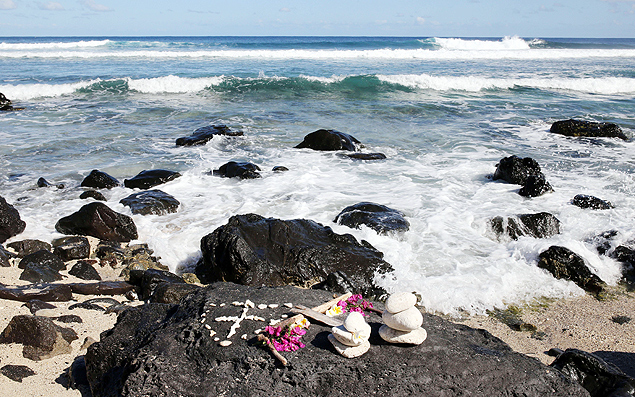 Flores colocadas na praia Les Aigrettes, na costa da ilha de Reunio, onde um menino de 13 anos foi morto por um ataque de tubares