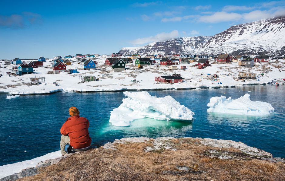 Um turista observa vista de Qeqertarsuaq, uma pequena cidade na Groenlândia 