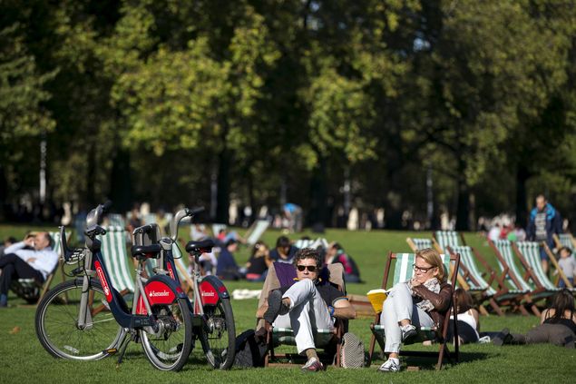 People relax in deck chairs as they enjoy the sunshine in St James Park in London, Britain September 27, 2015. REUTERS/Neil Hall ORG XMIT: NGH03