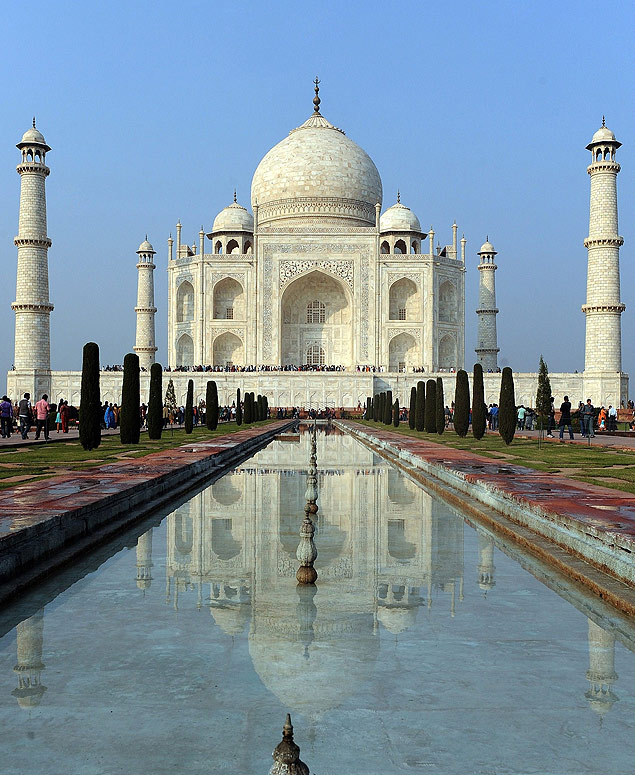 (FILES) In this photograph taken on December 4, 2010, tourists visit the Taj Mahal in Agra. The iconic Taj Mahal will need nine years of mud packs to remove yellow stains from its white marble walls caused by air pollution, the Times of India reported on September 30, 2015. AFP PHOTO/h SINGH/FILES ORG XMIT: PS015