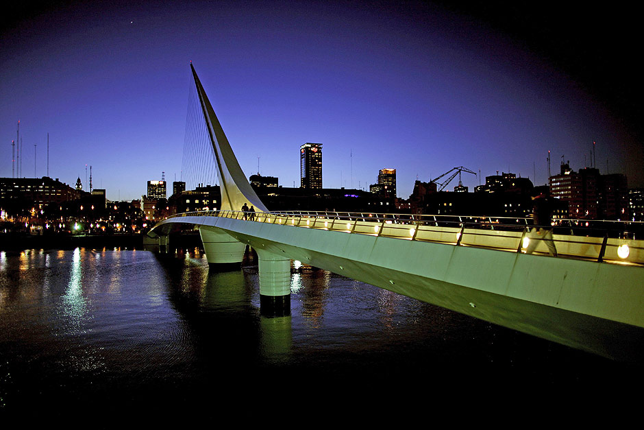 Vista da ponte de La Mujer, um dos principais pontos da regio de Puerto Madero, em Buenos Aires