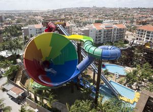 Accidente mortal en parque acuático deja la playa vacía y cambia la rutina del turismo en región de Ceará