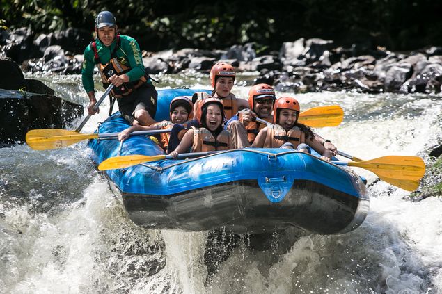Turistas fazem rafting no rio Jacar Pepira, em Brotas