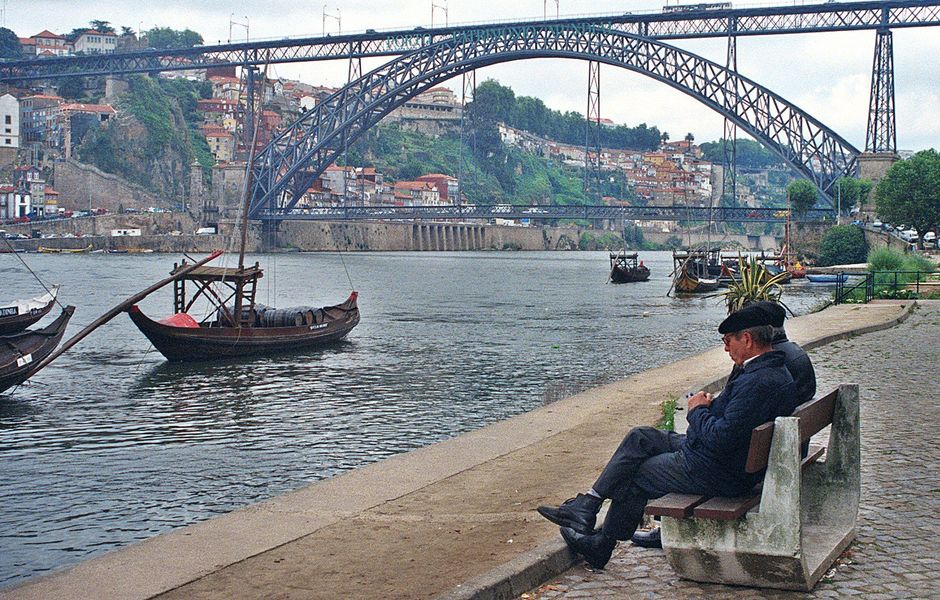  ORG XMIT: 431601_0.tif Portuenses observam embarcaes perto da ponte Dom Lus 1, na cidade do Porto, em Portugal.