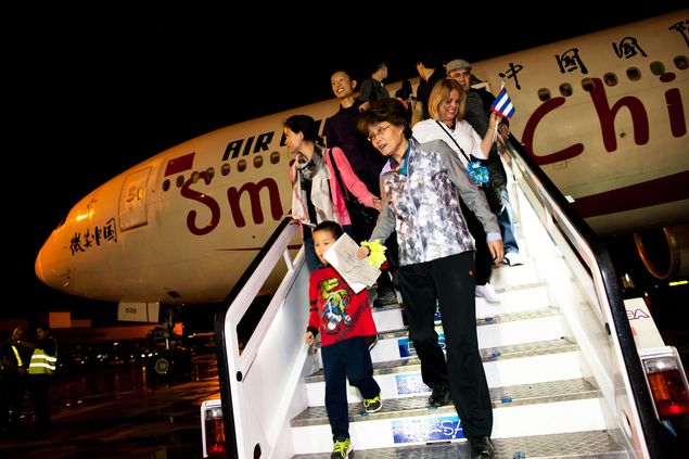  (151228) -- LA HABANA, diciembre 28, 2015 (Xinhua) -- Pasajeros del primer vuelo proveniente de la capital china Beijing a La Habana en Cuba, descienden del avin en el aeropuerto, en La Habana, Cuba, el 27 de diciembre de 2015. El primer vuelo directo entre China y Cuba, lleg el domingo 27 de diciembre a La Habana con el aterrizaje de un Boeing 777 de la aerolnea estatal Air China, lo que constituye un nuevo puente de unin entre Asia y Amrica Latina. El vuelo, primero que une a China con el Caribe, parti de la capital china de Beijing y lleg al aeropuerto internacional de La Habana el domingo a las 20:15 horas locales (01:15 GMT del lunes), despus de 19 horas y media de vuelo y una parada tcnica para repostar en Montreal, Canad. (Xinhua/Liu Bin) (rhj)