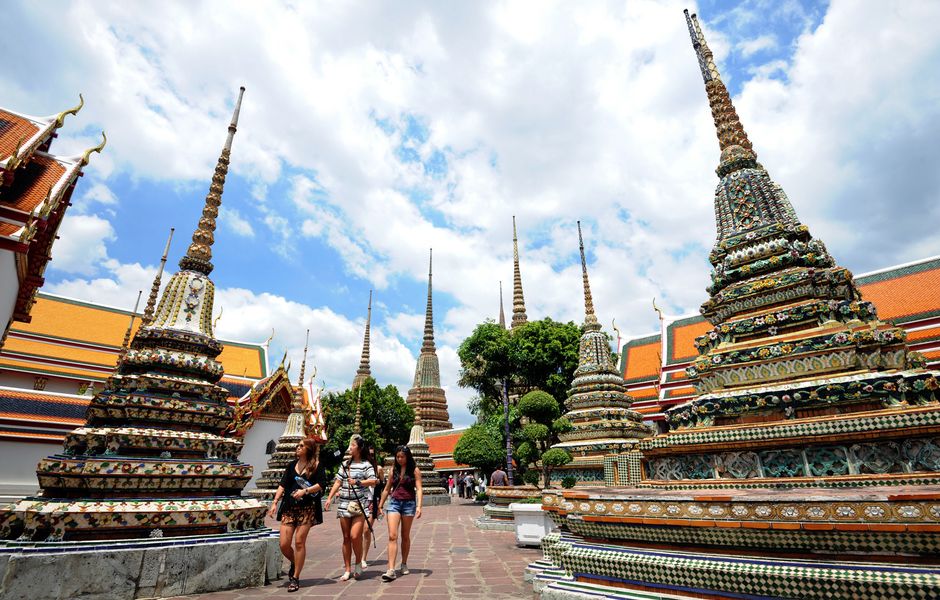  (150629) -- BANGKOK, junio 29, 2015 (Xinhua) -- Turistas visitan el Templo Wat Pho, en Bangkok, Tailandia, el 29 de junio de 2015. El nmero de turistas que visitan Tailandia alcanz los ms de 12.4 millones entre enero y mayo este ao, ms del 24.72 por ciento interanual, inform la Autoridad de Turismo de Australia el 24 de junio. (Xinhua/Rachen Sageamsak) (rhj)