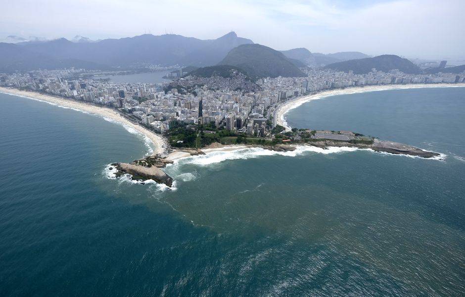 Vista das praias de Ipanema ( esq.) e Copacabana