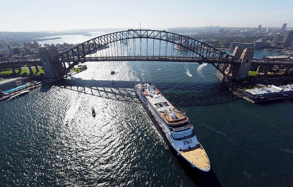 Cruzeiro passa por baixo da Sydney Harbour Bridge 