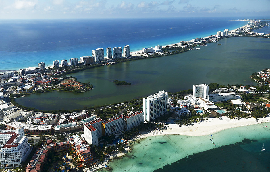 An aerial view of resort hotels in Cancun, August 13, 2015. Cancuns transformation in the 1970s from a small Caribbean fishing village into a strip of nightclubs and high-rise hotels has reduced biodiversity and polluted water resources as infrastructure struggles to keep up. REUTERS/Edgard Garrido PICTURE 1 OF 34 FOR WIDER IMAGE STORY 'EARTHPRINTS: CANCUN'SEARCH 'EARTHPRINTS CANCUN' FOR ALL IMAGES ORG XMIT: PXP01