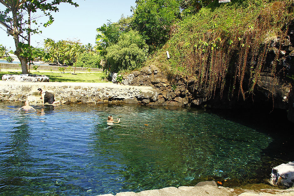 Turistas nadam na piscina de Fatumea, em samoa ORG XMIT: AGEN1405131211089500